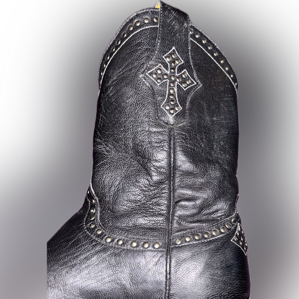 Hard to find Old Gringo Studded Cross Boots sz. 7 1/2
Make an offer⚡️ - Picture 6 of 9